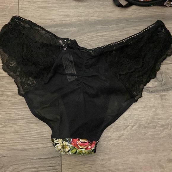 Victoria secret matching flower set. - Picture 4 of 4